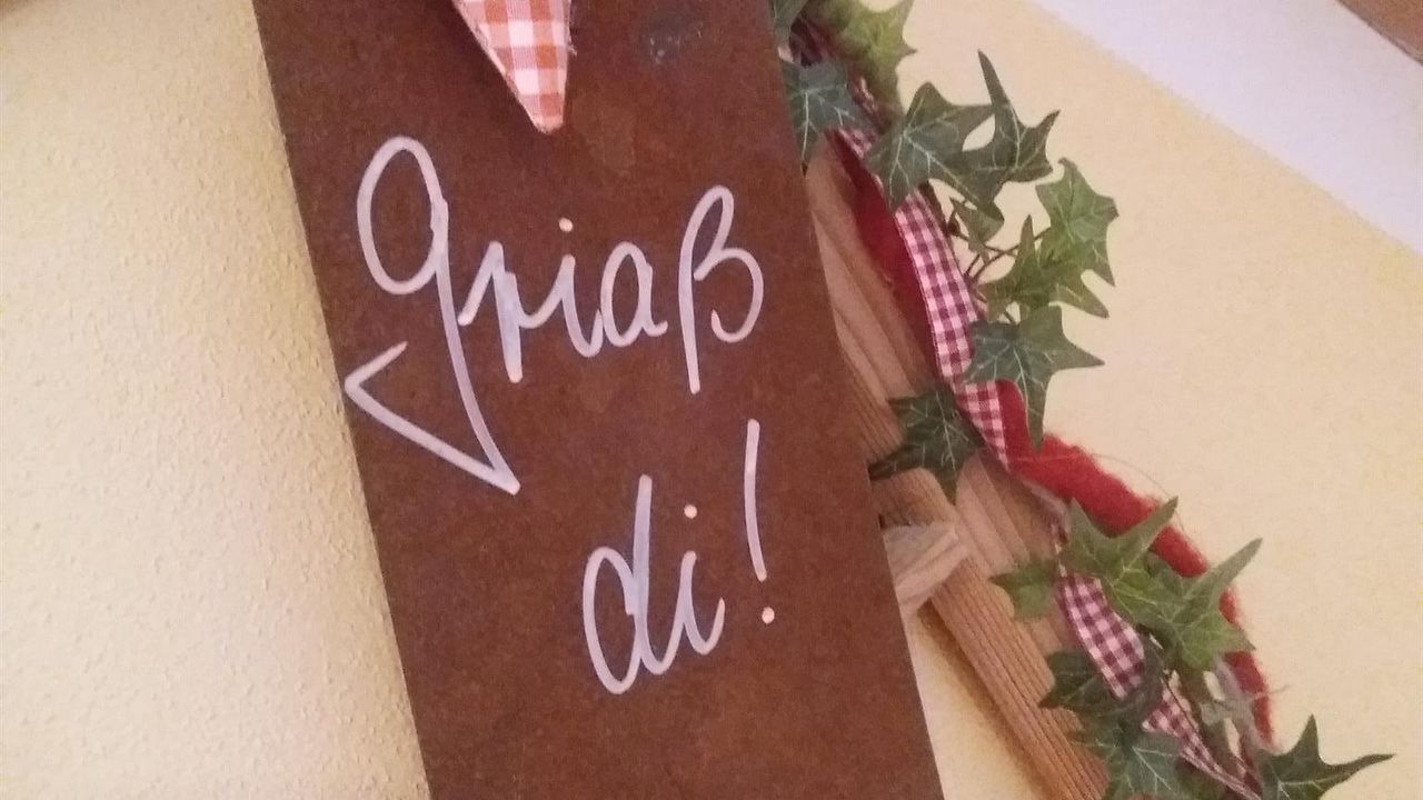 "Griaß di" "Griaß di"